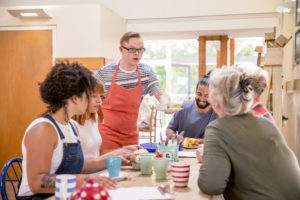 En mann serverer mat på en café