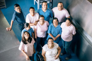 Bilde i luftperspektiv av en gruppe på ni personer i arbeidsuniform.